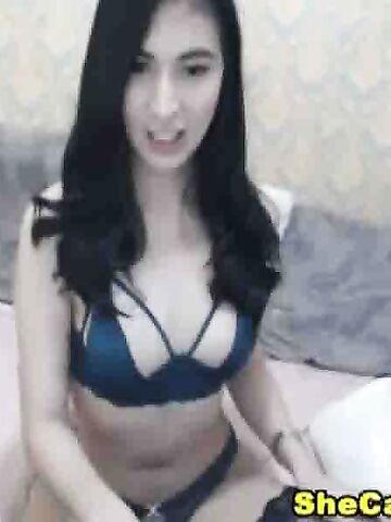 Beautiful shemale bares to seduce with her sexy body