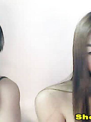 Two pretty shemale show their hot bodies