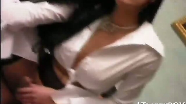 Pumping with a sexy tranny