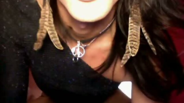 Skinny tgirl shakes her thang