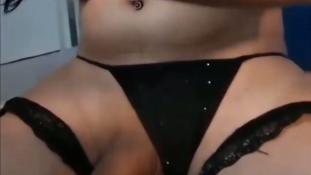 Shemaile cums on webcam