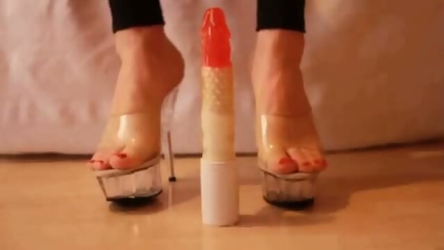 Shemale ass sits on toy