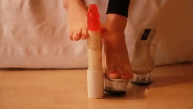 Shemale ass sits on toy