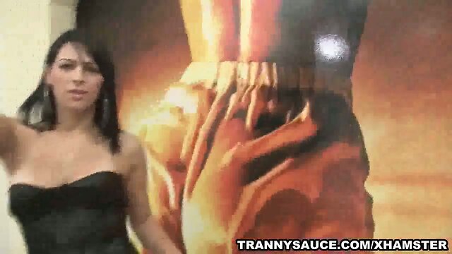 Shemale babe Keizy Maria gets naked and jerks off