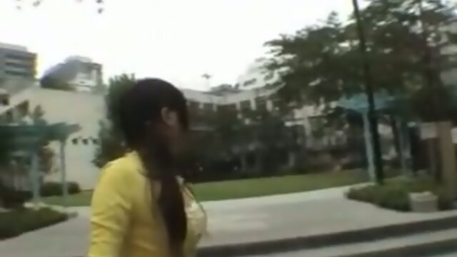 Daring Japanese Exhibitionist: Publicly Stripping Down for All to See!