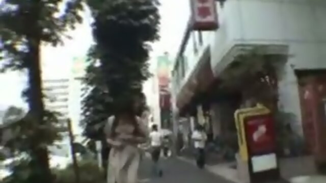 Daring Japanese Exhibitionist: Publicly Stripping Down for All to See!