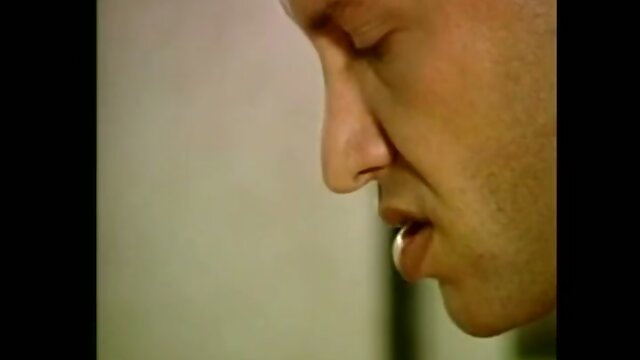 Tall vintage beauty does her best