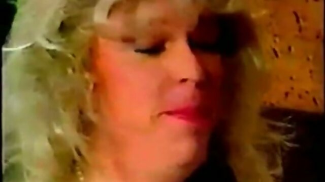 Classy threesome with a sexy TS milf