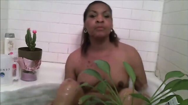 TS Cludia : Tranny Bath