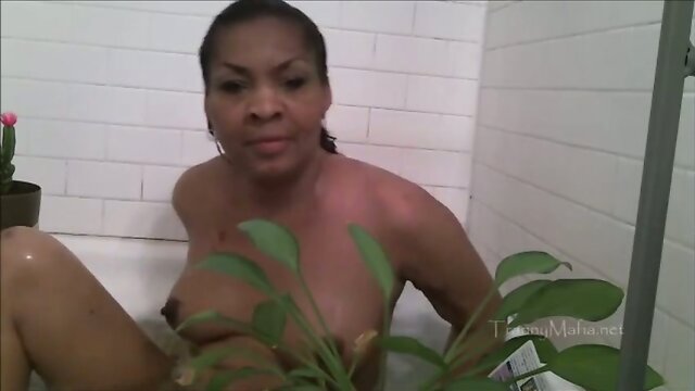 TS Cludia : Tranny Bath