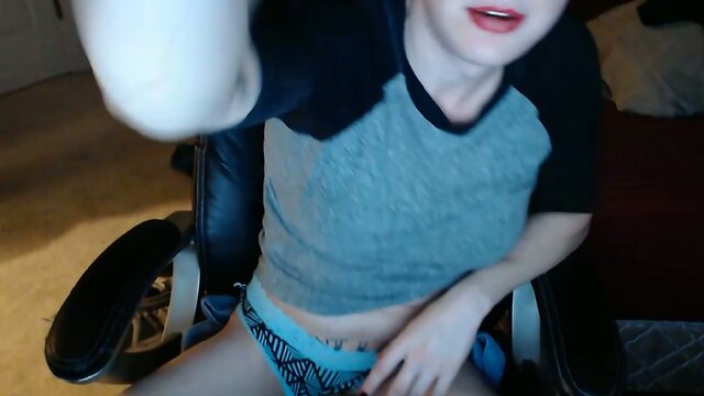 Sexy Shemale Jerks a Nice Load