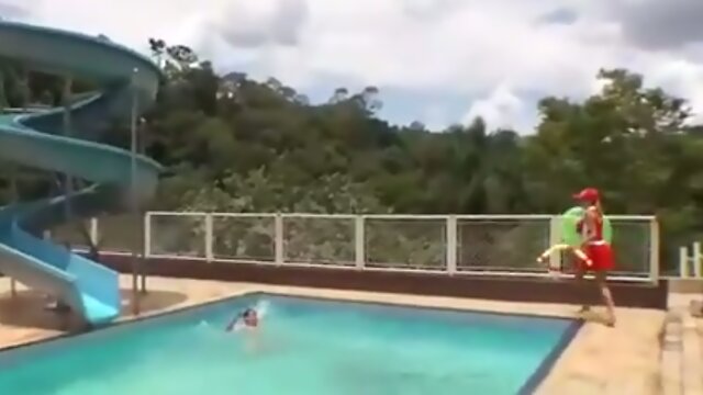 6 trannies fucks a guy