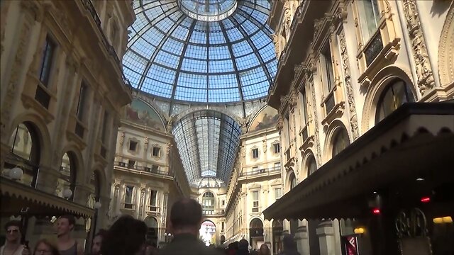 sexy slut  shopping in milano