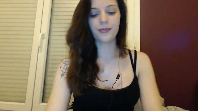 Gorgeous Tranny Insert a Huge Dildo in Her Ass