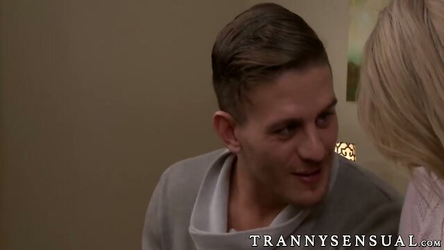 Gustavo Alexander seduces and fucks hot tranny Aspen Brooks