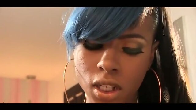 Une belle trav black pilonne son mec