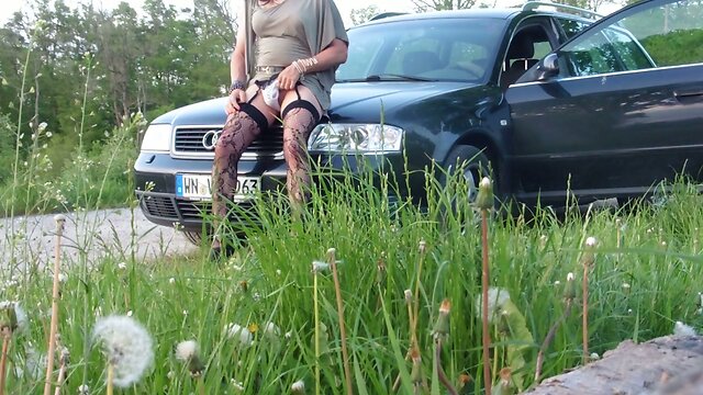 Tranny is wanking at set of sun