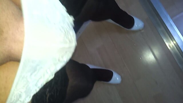 In den Tanga meiner kleiner Schwester gewichst