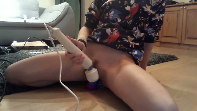 Cuntboy stuffs his holes with dildos