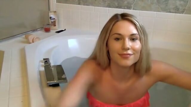 Iggy Azalea look a like shemale.