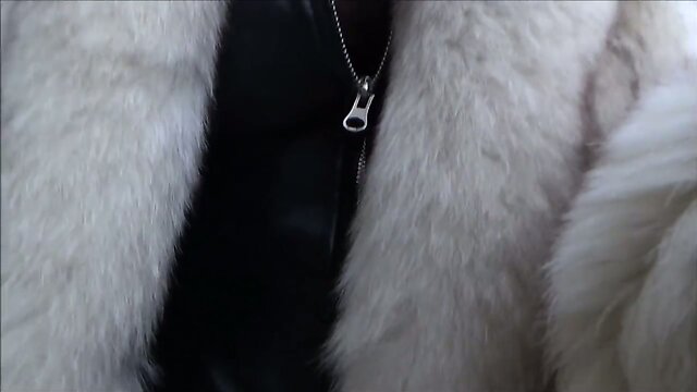 le client voulait une putain toute en cuir et cuissardes