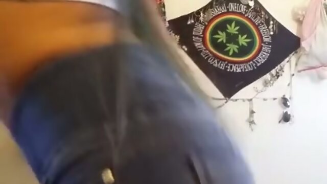 Twerking Magic: Mesmerizing Booty Shakes & Music Moves