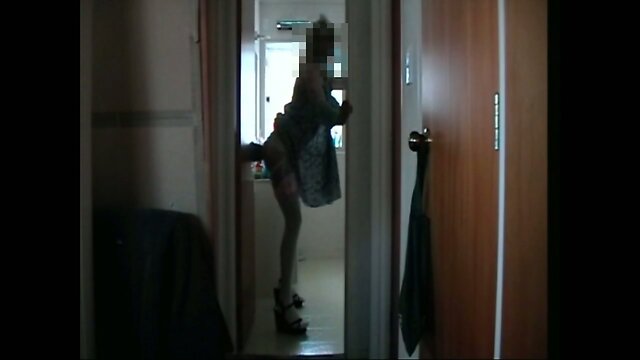 Crossdreser standing and riding