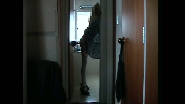 Crossdreser standing and riding