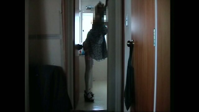 Crossdreser standing and riding