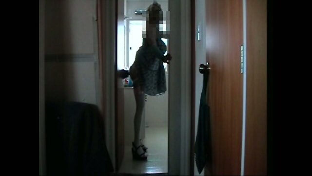 Crossdreser standing and riding