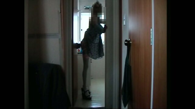 Crossdreser standing and riding