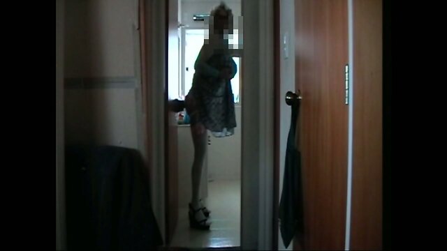 Crossdreser standing and riding