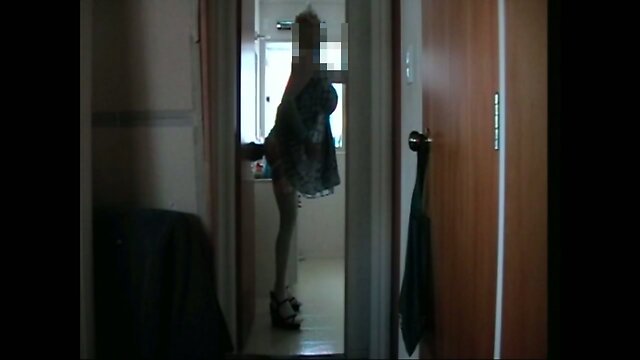 Crossdreser standing and riding