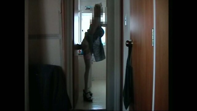 Crossdreser standing and riding