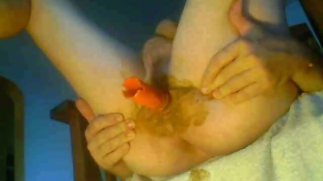 travesti qui se gode avec de la merde dans le cul
