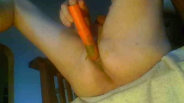 travesti qui se gode avec de la merde dans le cul