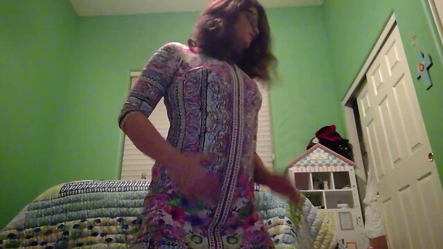 Sensual Dance Performance: Anonymous Dancer Captivates Viewer