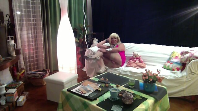 Petite robe trop courte de babe