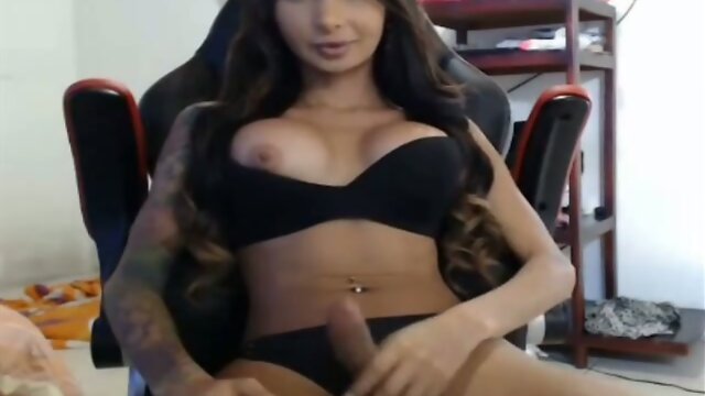 Colombian shemale feeling horny & getting hard