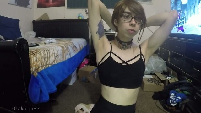 Trap Sucking and cumming on Feet