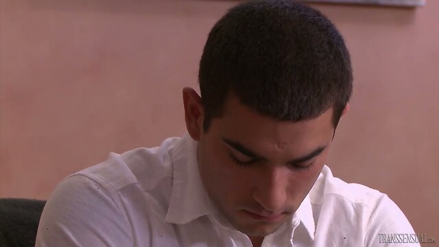 Jessy Dubai tries to leave her BF