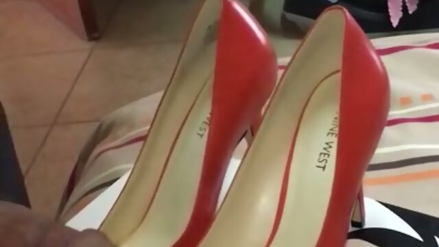 NW Orange Heels Play