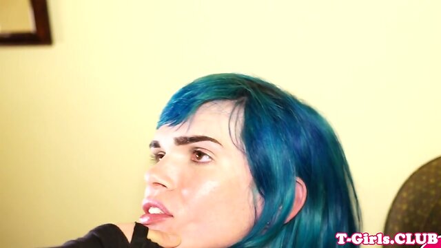 Stockings tgirl sucked off by bluehaired ts