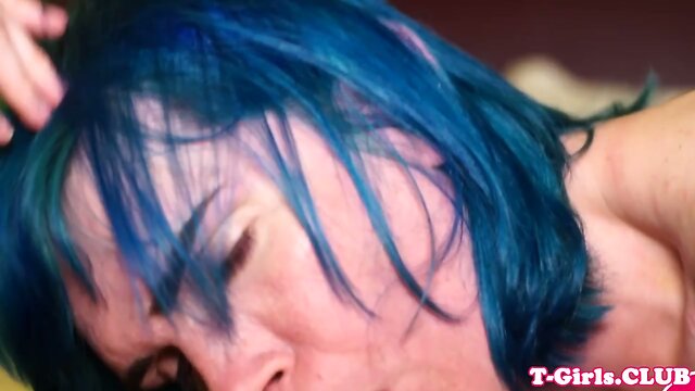 Stockings tgirl sucked off by bluehaired ts