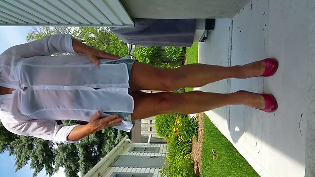 Chloe se masturbe dans sa cour (6)