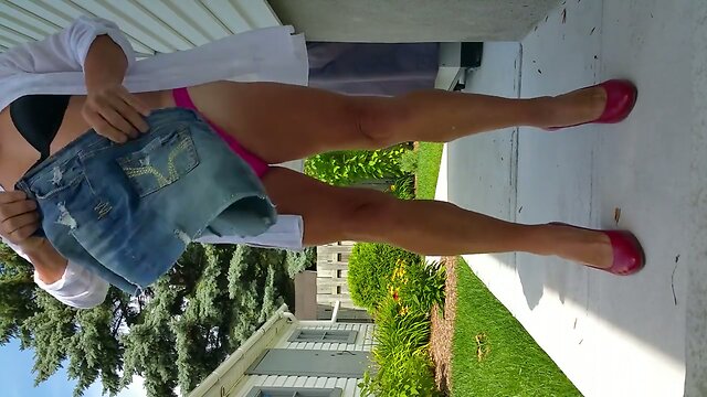 Chloe se masturbe dans sa cour (6)