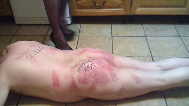 Tranny whips her slave