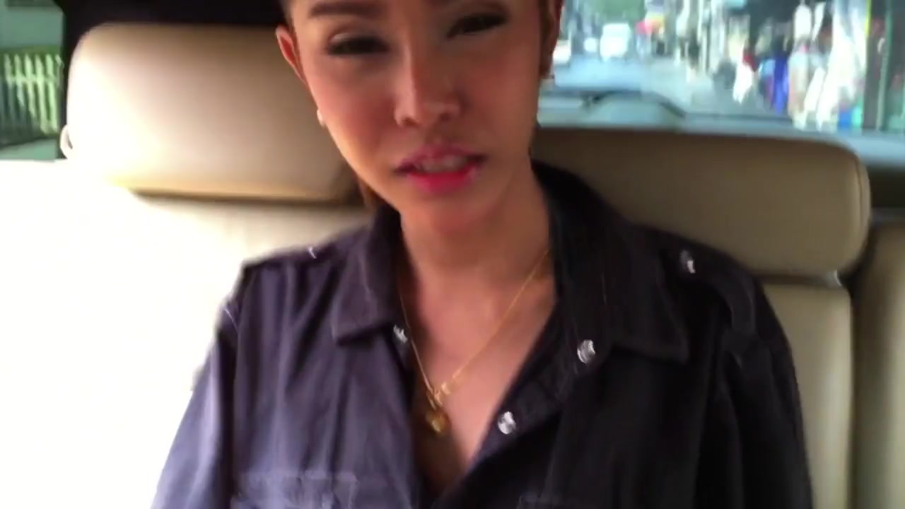 Asian ladyboy Benz gets assfucked