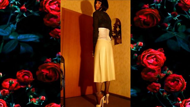 Roxy: White looks so innocent...