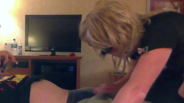 Sucking off a Hotel Visitor